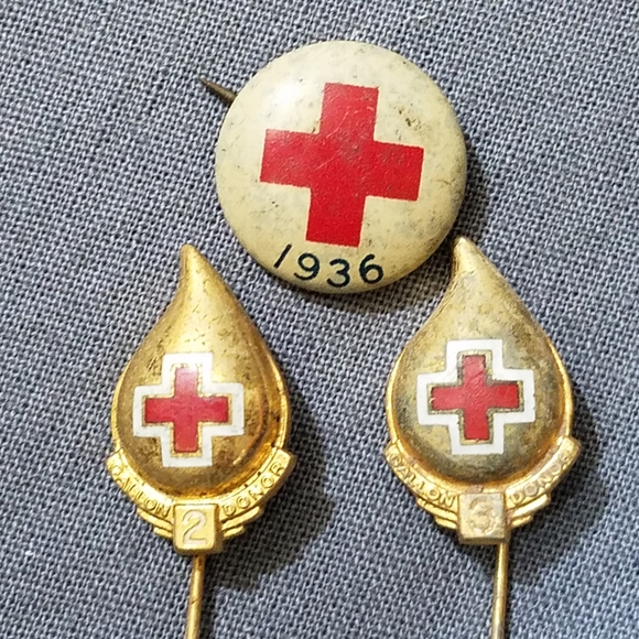 Vintage red cross donor pins lot of 3 - Picture 10 of 10